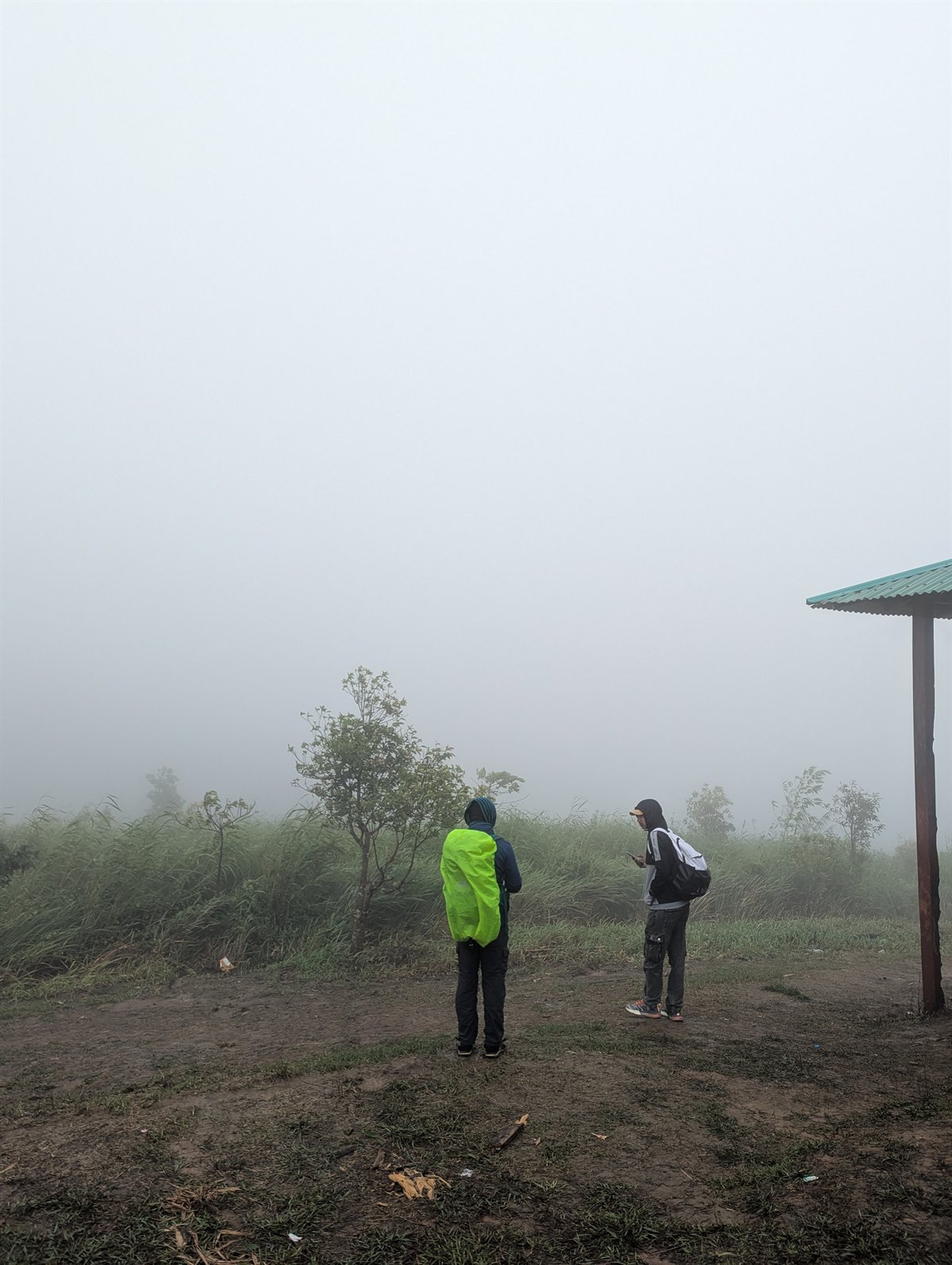 Two hikers in thick fog on Keokradong